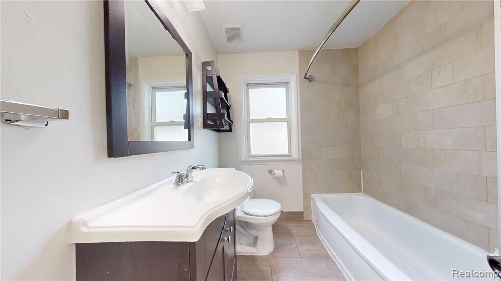 Building Photo - 3734 Buckingham Ave