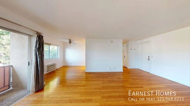 Building Photo - 525 N Sycamore Ave