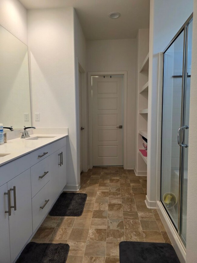 Building Photo - Modern 4BR Townhome in Fontana