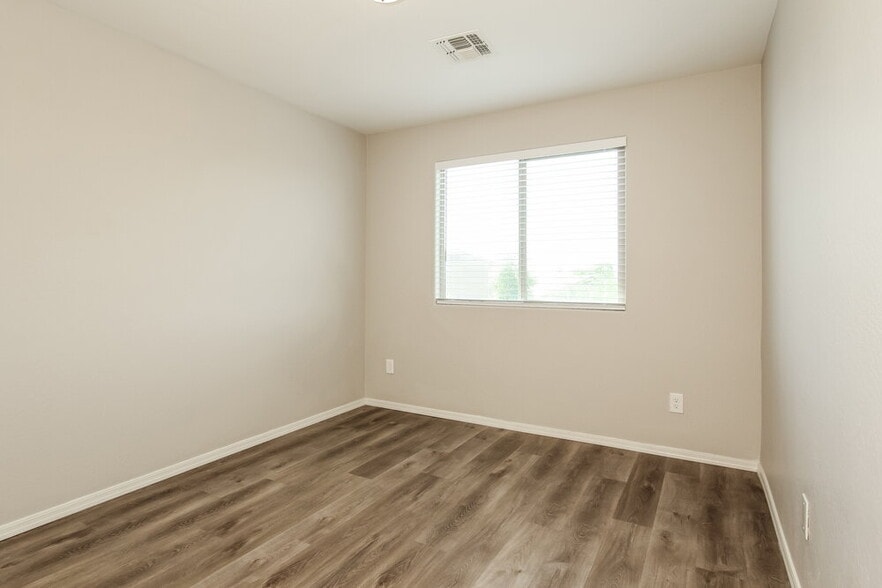 Building Photo - 8889 W Cameron Dr