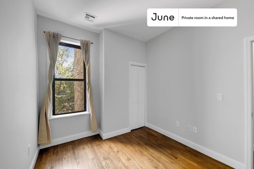 Building Photo - Room in Shared 4 bed/1 bath home
