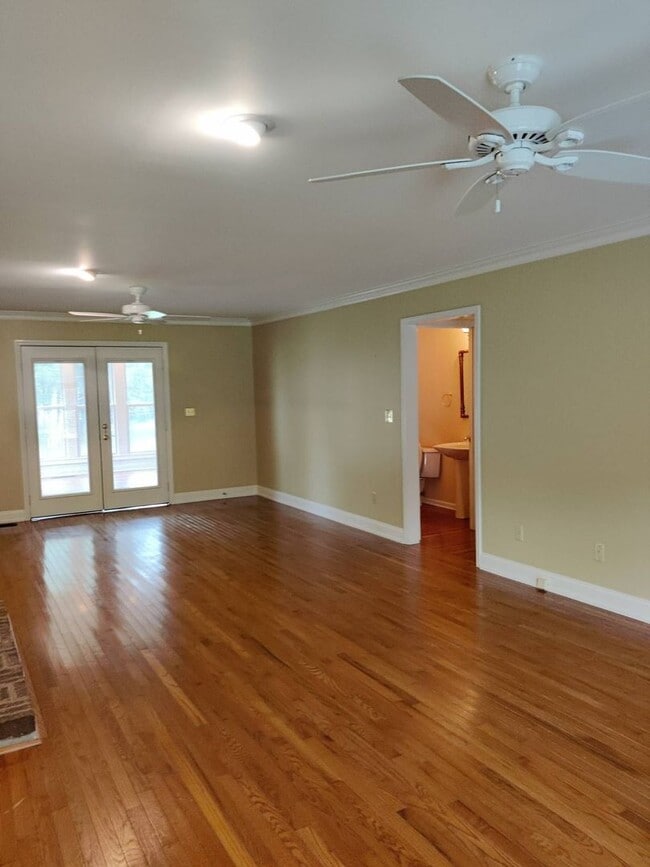 Building Photo - 4 BR 2/2 BA Large Fenced in Back Yard! Chef's Kitchen! Upstairs Bonus Room! 2 Car Garage