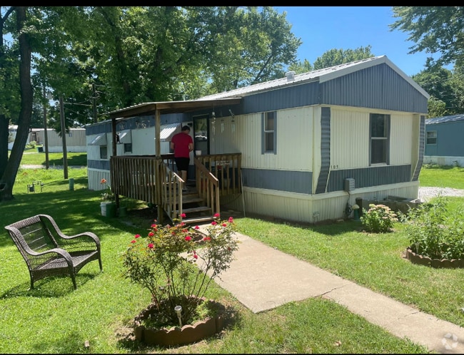 Building Photo - 2710 N Farm Rd 137