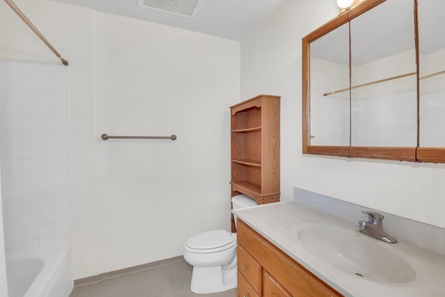 Building Photo - Modern 2 Bedroom 2 Bathroom Ocean View Con...