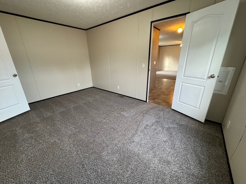 Building Photo - 48580 Pineview Dr