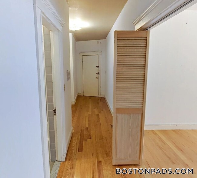 Building Photo - 137 Park Dr