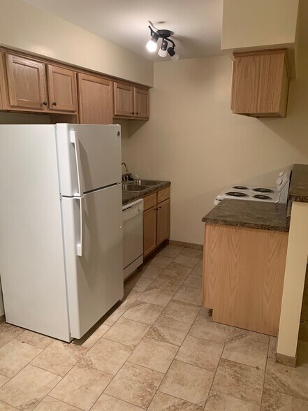 Building Photo - 689 Snelling Ave S