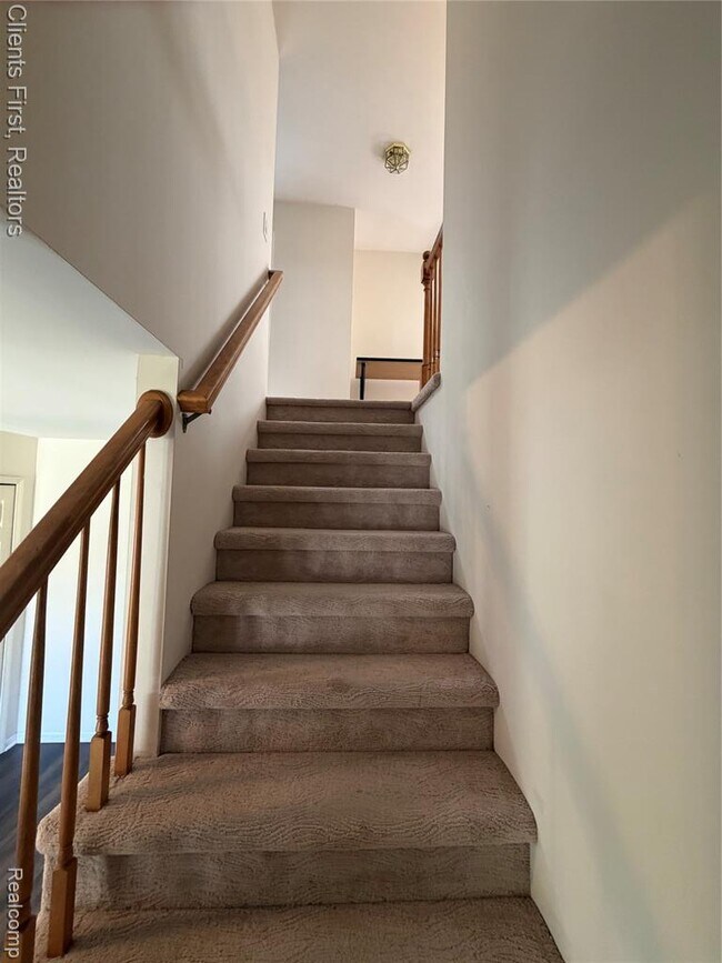 Building Photo - 7043 Foxridge Dr