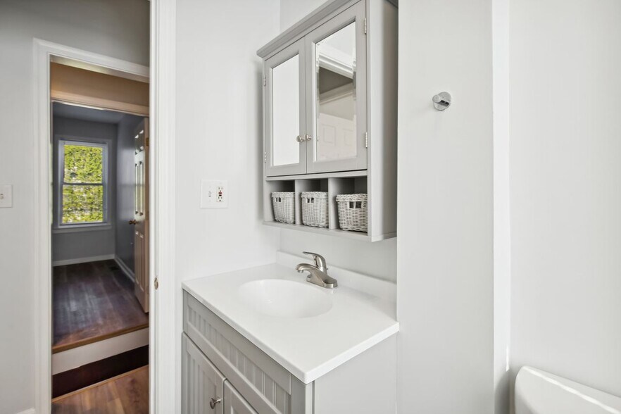 Building Photo - 1110 3rd St NE