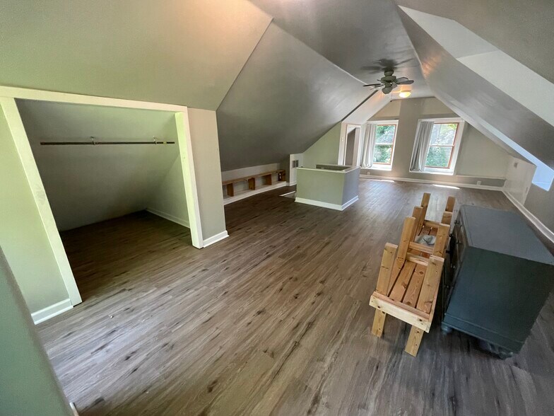 3rd FL 600+ sqft - 210 Mannion Ave