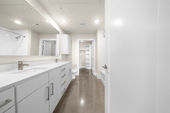 Building Photo - 1825 N San Jacinto Street Unit 641