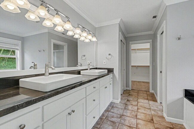 Building Photo - 1321 Chapman Hill Dr NW