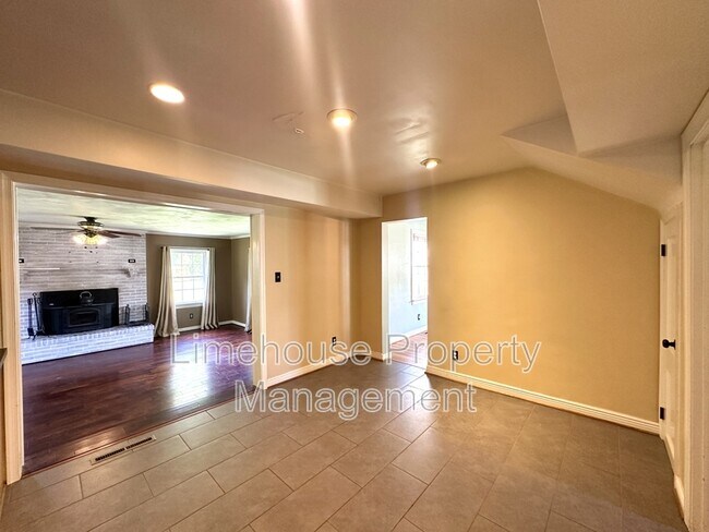 Building Photo - 604 Berkley Pl
