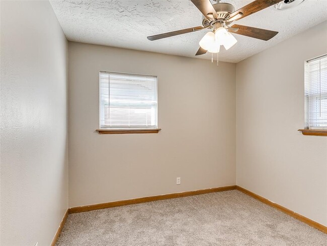 Building Photo - 214 Thompson Dr