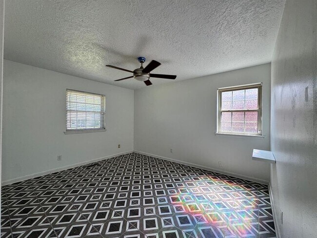 Building Photo - 1622 Denison Dr