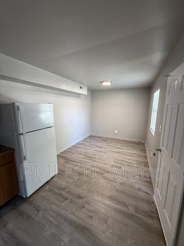 Building Photo - 747 Cunningham Ave