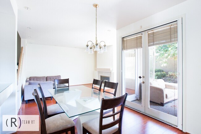 Building Photo - Fully Furnished 3be/3ba Home in Desirable ...
