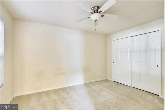Building Photo - 925 Hillside Lake Terrace