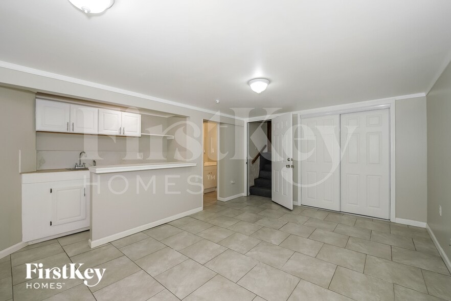 Building Photo - 8906 W 93rd St