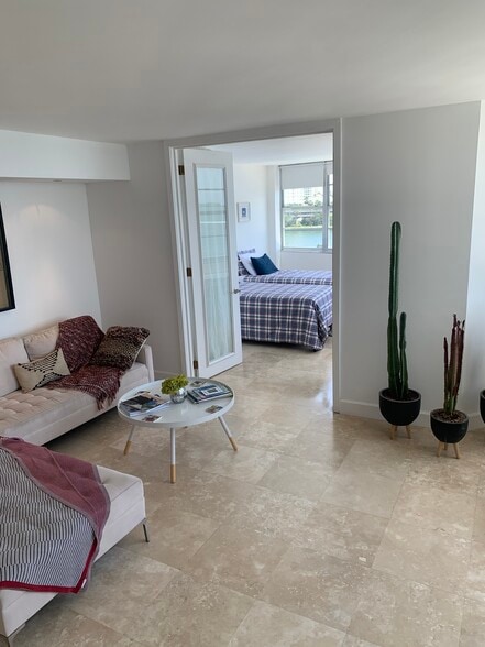 Building Photo - 905 Brickell Bay Dr