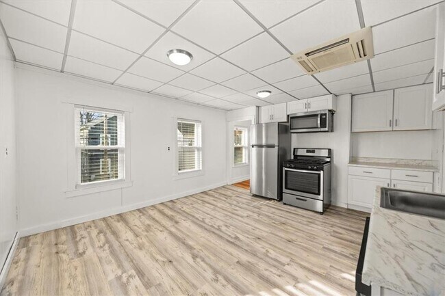 Building Photo - 154 Summit St