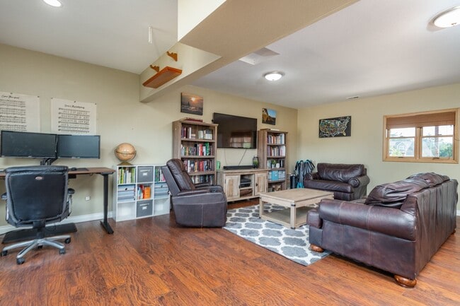 Building Photo - Spacious and Beautiful Home with Private Apartment!