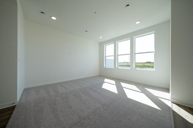 Building Photo - 10429 Ithaca Ln N