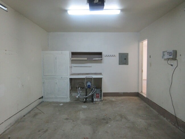 Building Photo - **Move-In Bonus!** 3 bed, 2 bath Twin Home