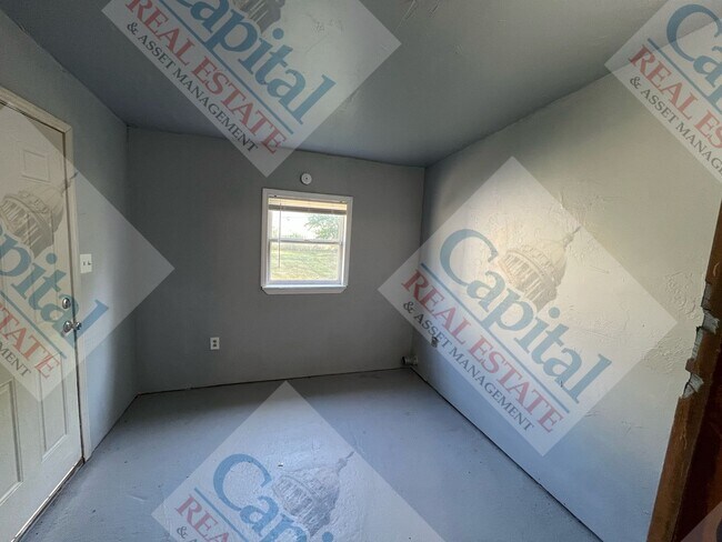 Building Photo - Cute 2 Bedroom with Detached Garage