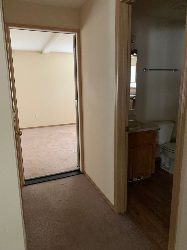 Building Photo - Splendid 3-bdr/2.5 bath home in the beauti...