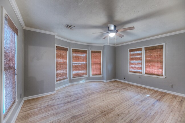 Building Photo - 544 S Oswego Ave