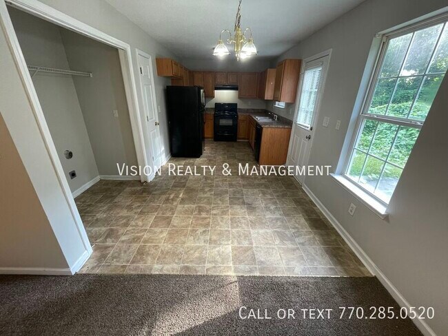 Building Photo - 124 Pin Oak Trail