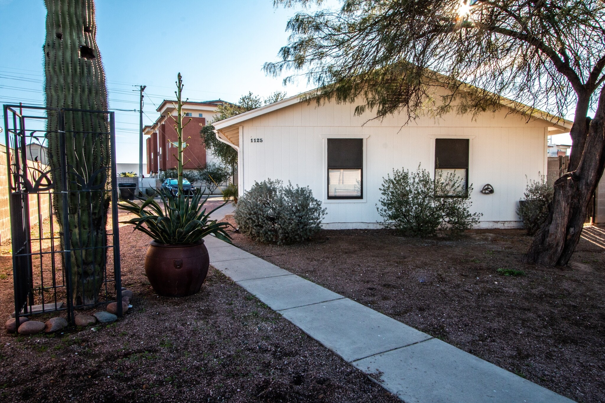 Building Photo - 1125 N Oleander St