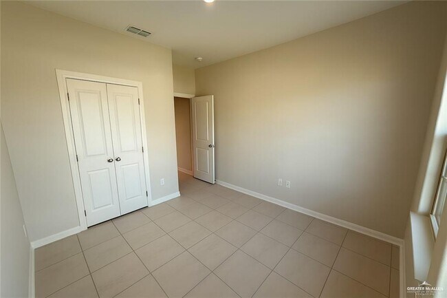 Building Photo - 15 S Templo Dorado