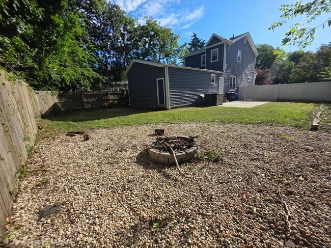 Building Photo - 212 Elm Ave