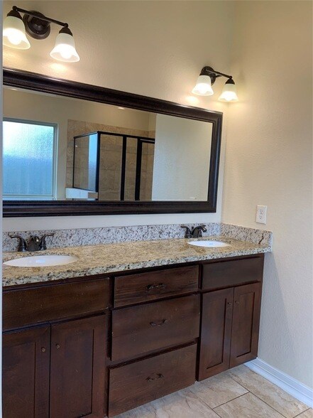 Building Photo - 14914 Darbydale Dr