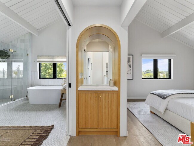 Building Photo - 2304 Vestal Ave