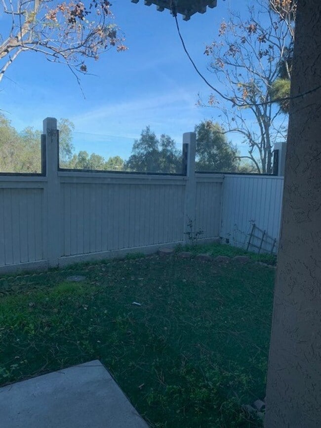 Building Photo - Charming 2bd/2.5 bath!  1 car attached gar...