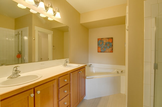 Building Photo - Beautiful open layout 2-level townhome!
