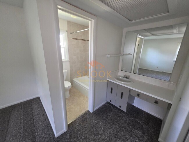 Building Photo - Cozy 3 BR Home in Convenient Location - Sh...