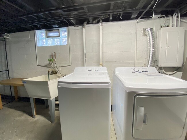 Building Photo - 3 Bedroom In Highland, IN