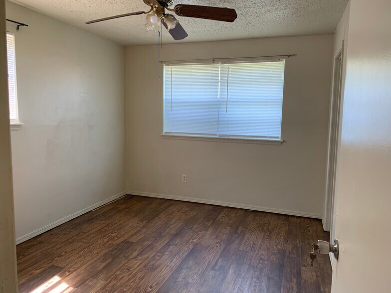 master bedroom - 1317 Lakecrest Dr