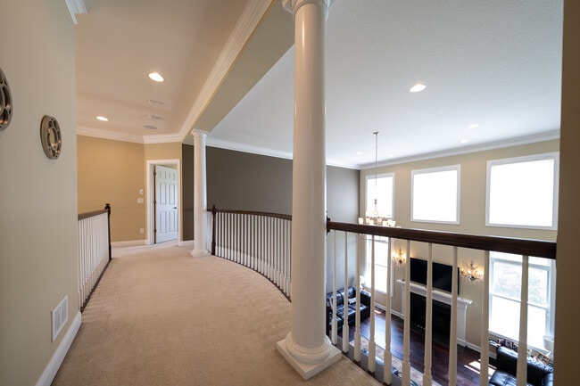 Building Photo - 727 Aster Rd