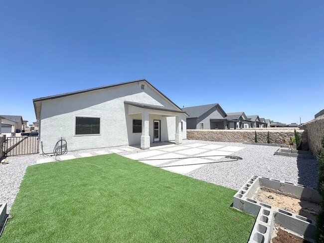 Building Photo - East El Paso 4 bed 2 Bath Refrig A/C!