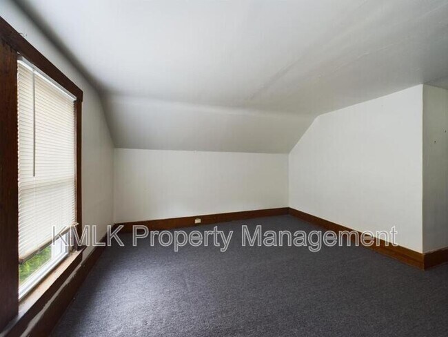 Building Photo - 695 Kling St