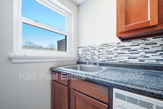 Building Photo - 1437 Lincoln Way