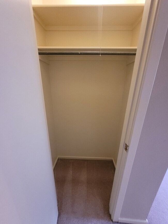 Building Photo - 2 bed 2 bath townhome with 1 car garage