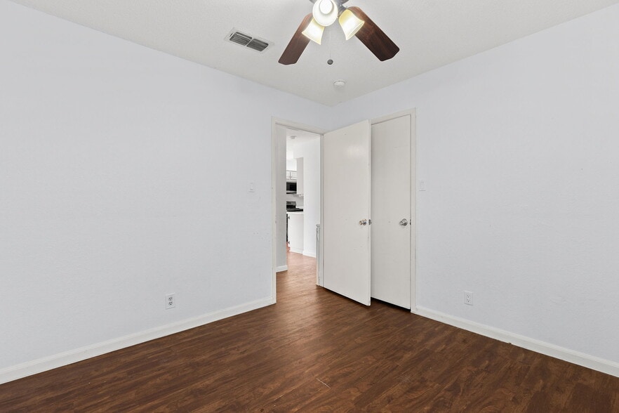 Building Photo - 1611 Somerset Dr