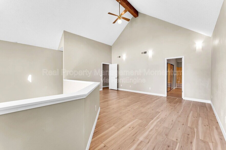 Building Photo - 930 E Primrose St