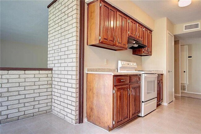 Building Photo - 3414 Chesapeake Dr